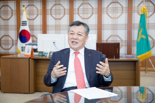 최창학 LX공사 사장이 올해를 '스마트 사회를 선도하는 국토정보플랫폼 전문기관 도약의 해'로 삼고 디지털 지적정보 구축사업, 국토 센서스 사업 등 핵심 사업을 추진한다.<LX공사 제공>